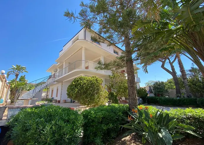200M From The Sea - Large Private Patio With Bbq